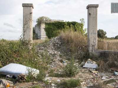 Ritorniamo quindi sulla via maestra sulla quale 300 metri pi� avanti sulla destra si affaccia l�ottocentesca Villa Lopez, oggi completamente abbandonata e ricoperta di rampicanti. Due colonne, circondate completamente dall�immondizia, delimitano l�entrata